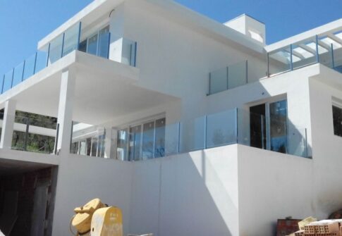 Trabajo de balcones de cristal